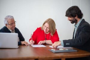 Cómo solicitar el arraigo social, laboral o familiar en Málaga